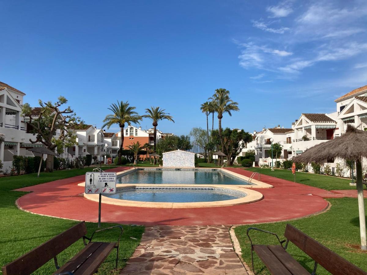 Chalet Adosado En Urbanizacion Con Precioso Jardin Denia Exterior foto